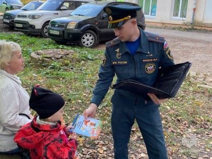 Сотрудники МЧС провели профилактические беседы в жилом секторе