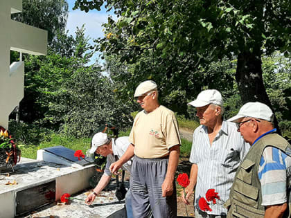 ВЕТЕРАНЫ КИНЕШМЫ ПОЧТИЛИ ПАМЯТЬ ЛЕТЧИКОВ, ПОГИБШИХ В ГОДЫ ВЕЛИКОЙ ОТЕЧЕСТВЕННОЙ ВОЙНЫ