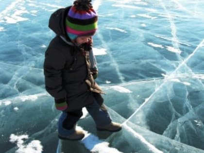 Ели ребёнок провалился под лёд!