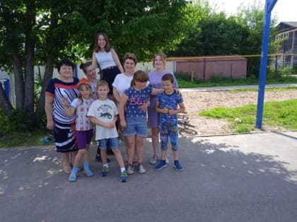 27 июля на спортивной площадке ТОСа «Восток» (ул. Нижний Двор) сотрудники Городской центральной библиотеки провели игровую программу «Народным играм жить и крепнуть».