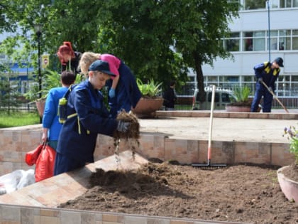 В рамках летней трудовой кампании подростки помогают благоустраивать территории городских парков