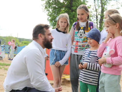 Владимир Шарыпов посетил новую детскую инклюзивную площадку «Лесной гномик»