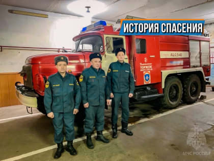 Вичугские пожарные спасли двоих мужчин, провалившихся на Волге на снегоходе