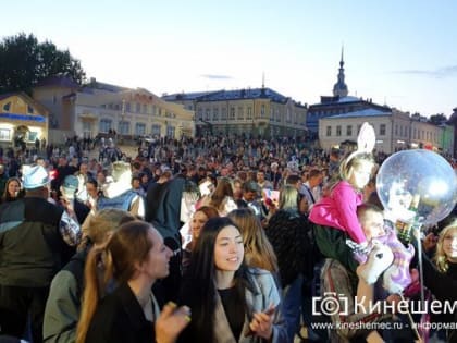 Пустились в пляс: в День Кинешмы пл.Революции стала большим тацполом