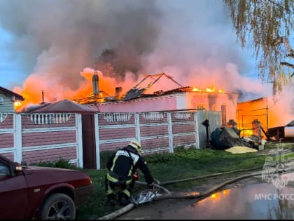 Дом и гараж сгорели накануне в Иванове в микрорайоне Авдотьино