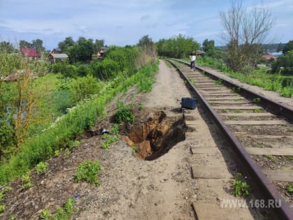 Вот рухнет вся насыпь и вздрогнут даже непривыкшие к дрожи