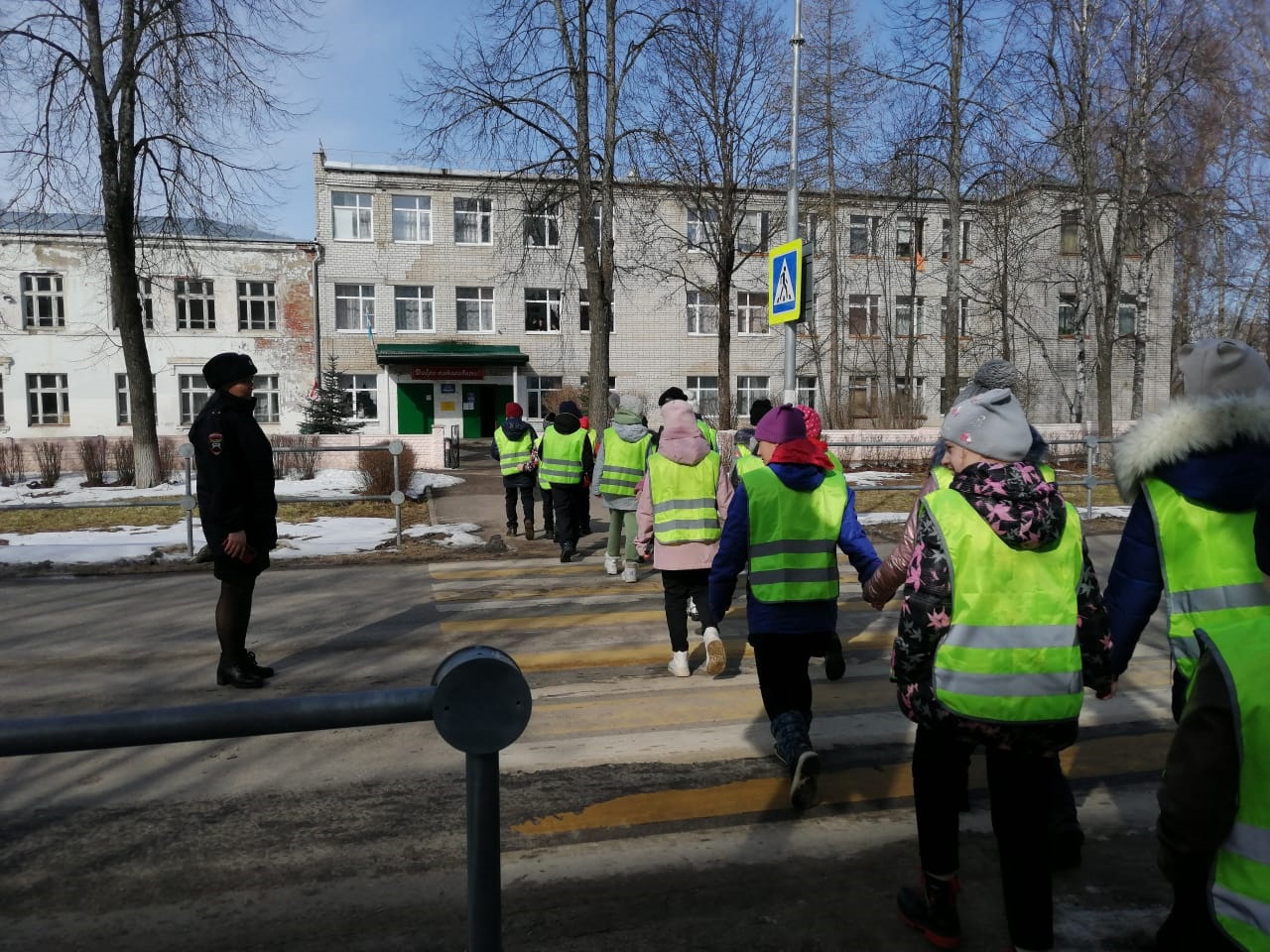 Кинешемские новости. ПДД В школе. Акция шагающий автобус в детском. Родительский патруль и дети ПДД. Детские автобусы Госавтоинспекция.