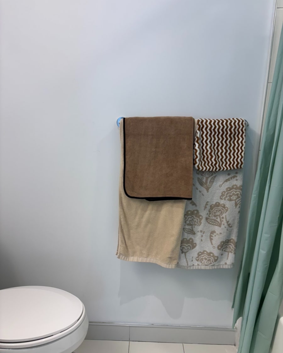 The same bathroom, fresh towels and spotless after Zamora