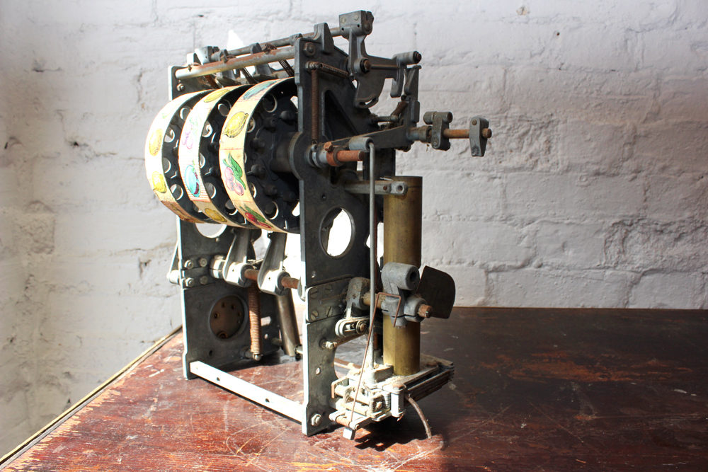 The curved surface and internal structure of cylindrical reels