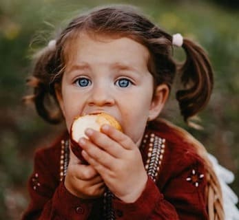 A Guide for Mother to Foster Healthy Eating Habits in Kids