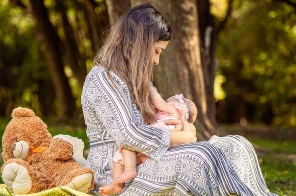 breastfeeding in open