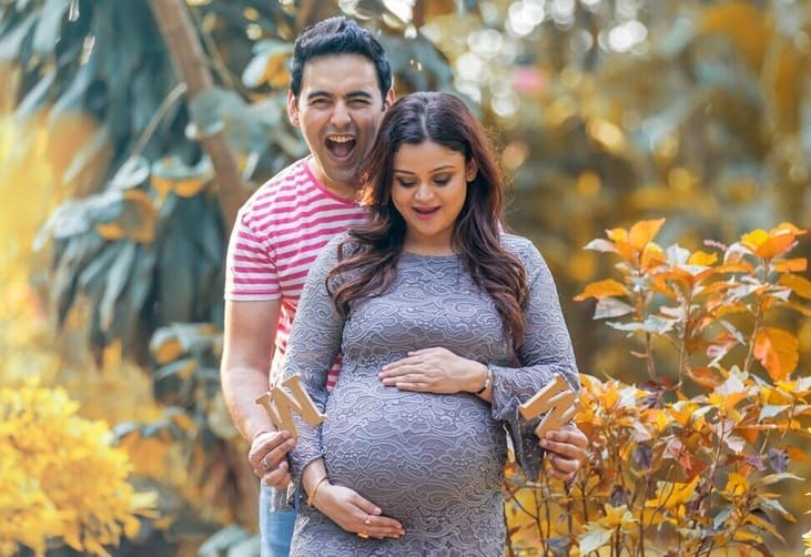 happy pregnant couple