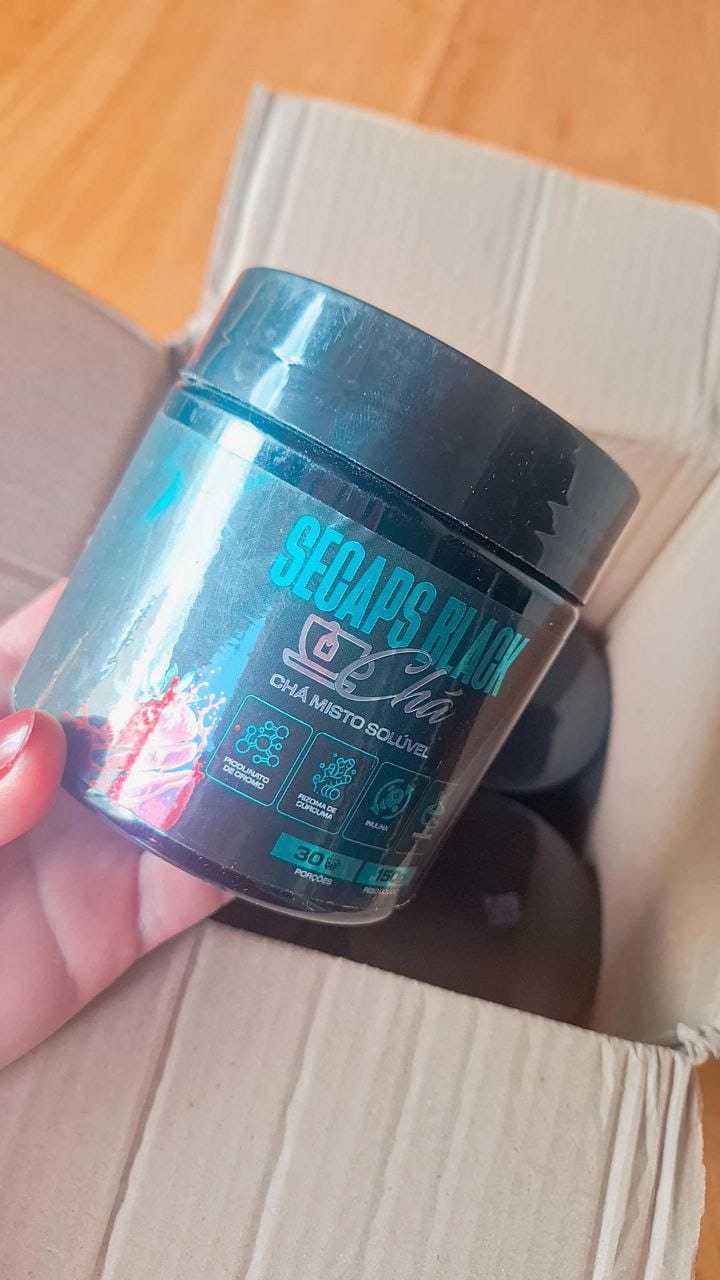 Cliente recebendo Secaps Black Chá