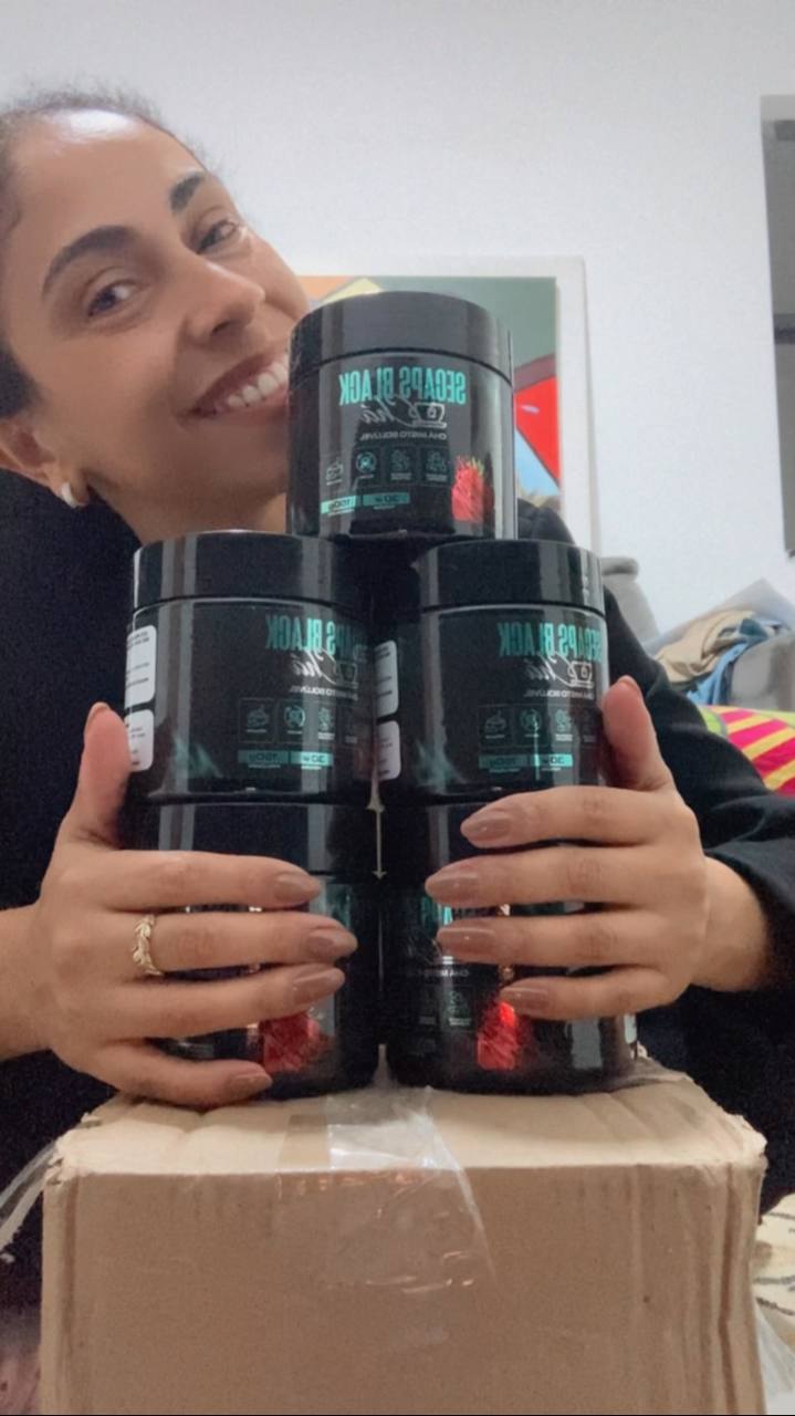 Cliente feliz recebendo produto