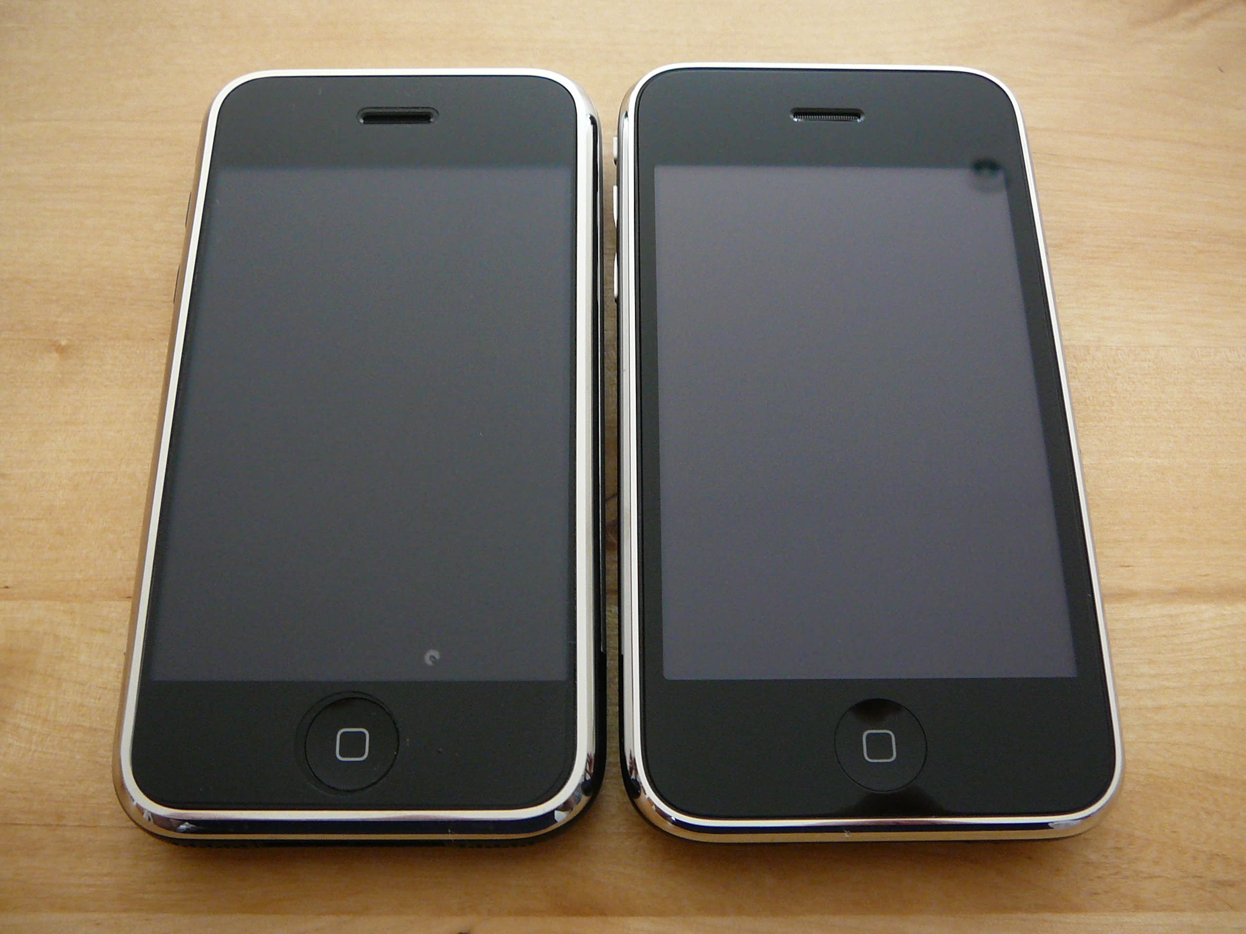 File:IPhone & iPhone 3G fronts.jpg - Wikimedia Commons