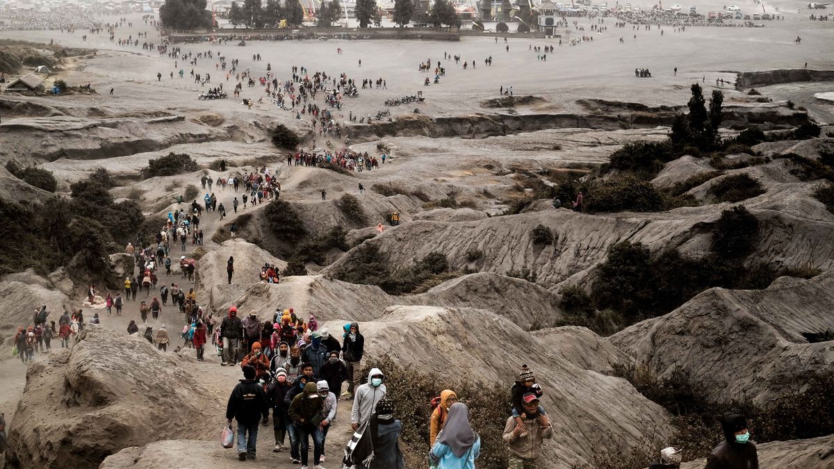 Yadnya Kasada 2024: Gunung Bromo Bergemuruh, Ribuan Sesajen Melayang ...