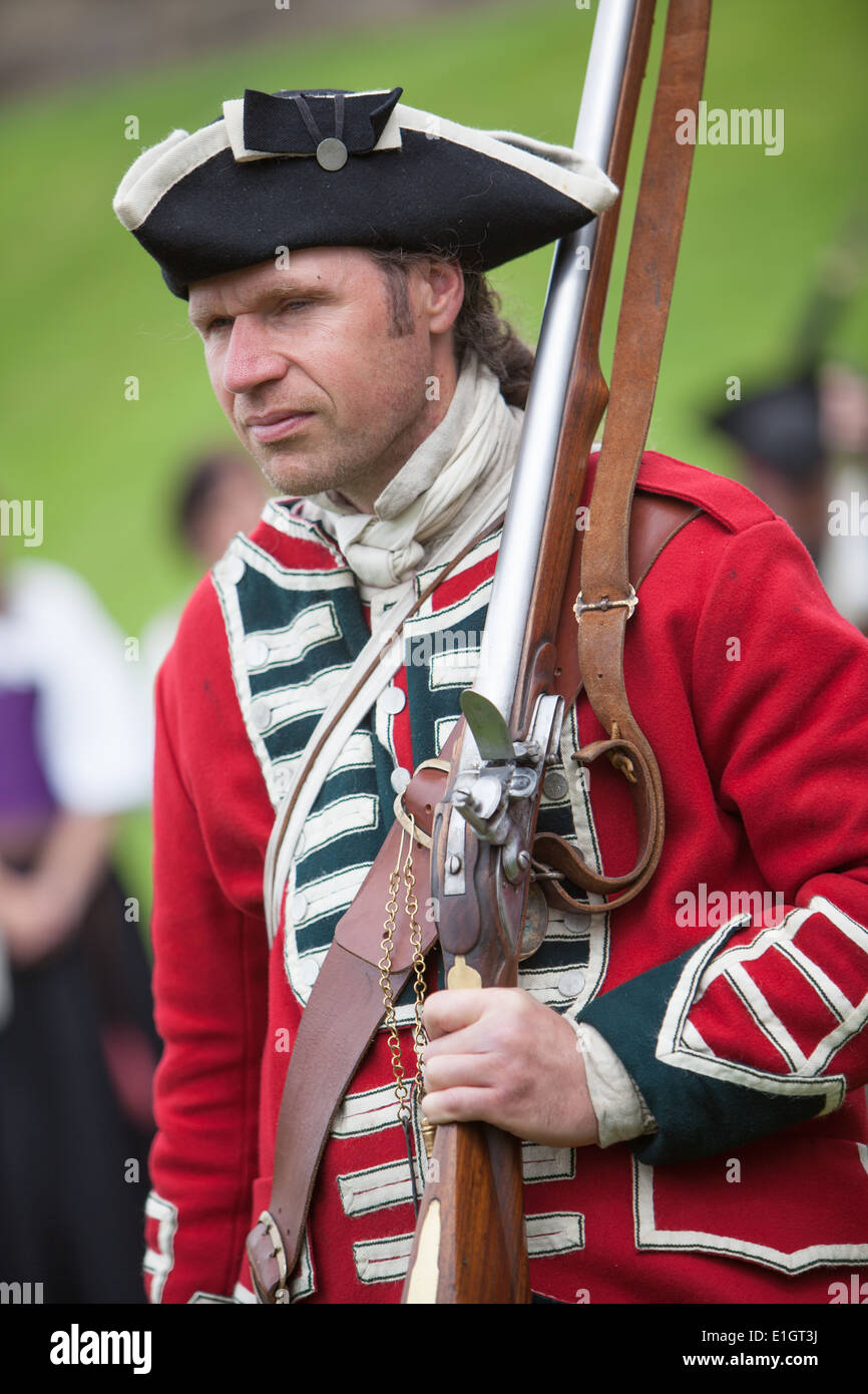 A soldier dressed in traditional 17th Century English Army Redcoat ...