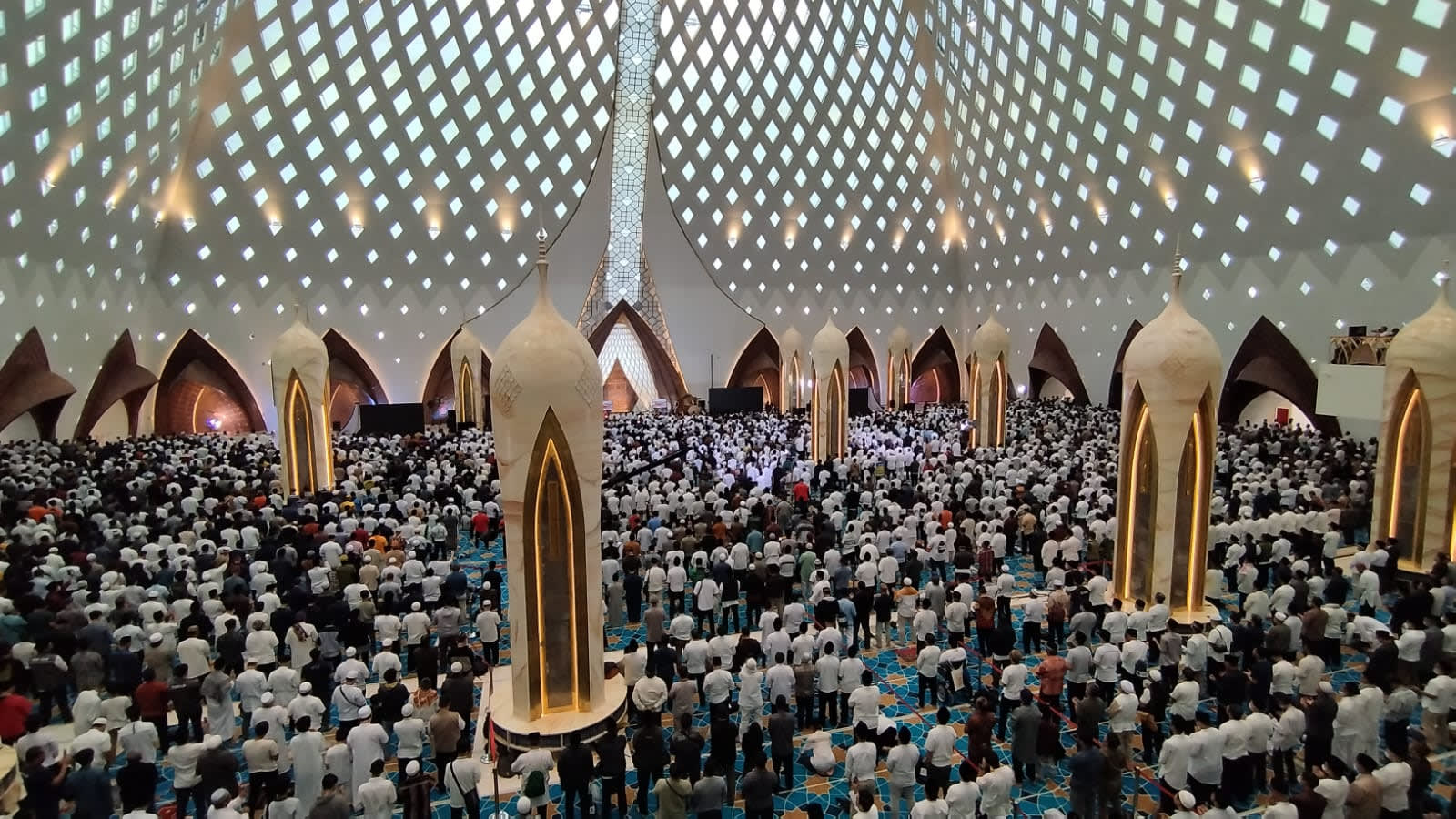 Ribuan Jemaah Ikuti Salat Jumat Pertama di Masjid Raya Al Jabbar - JPNN ...