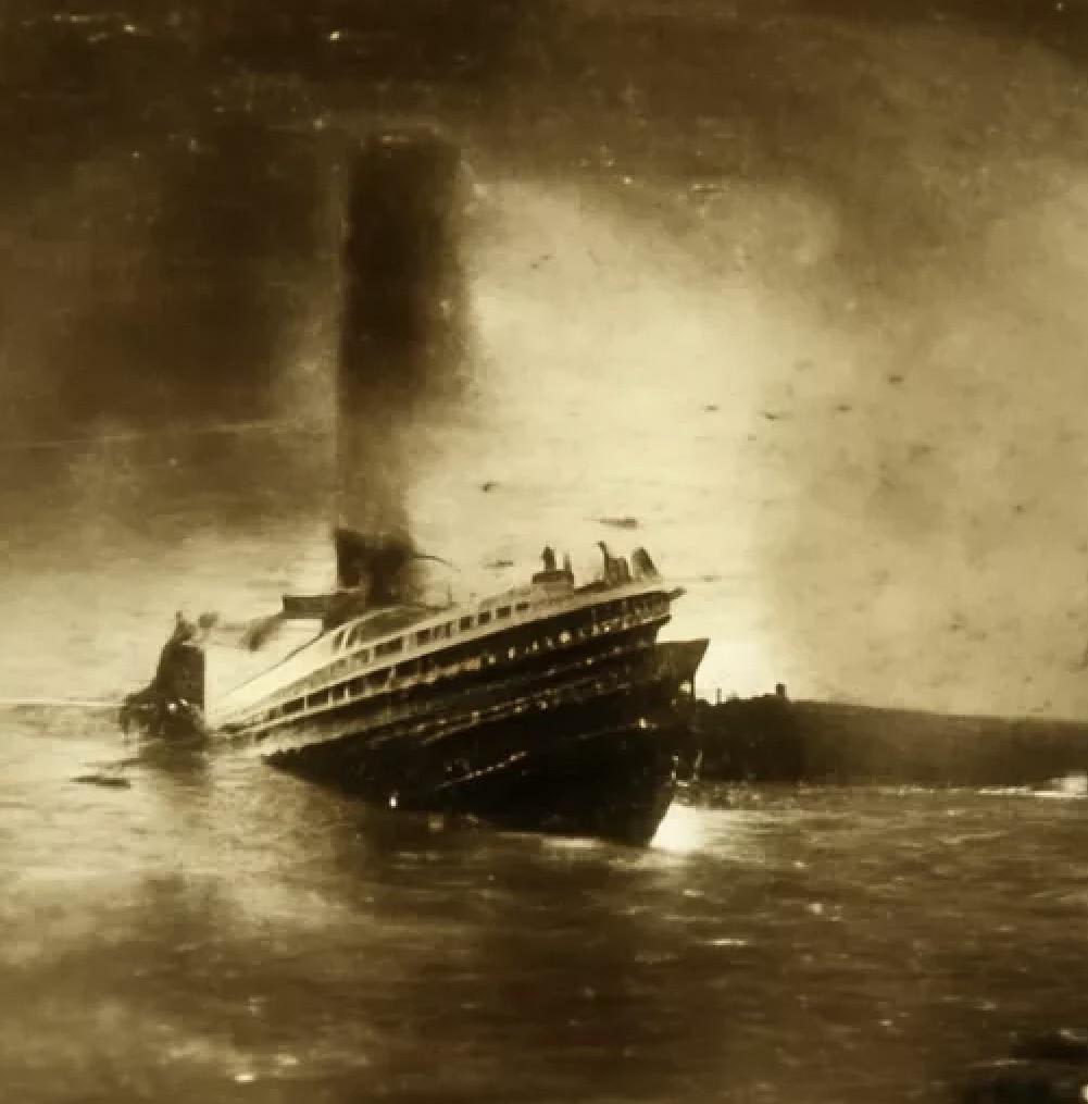 The last known photo of the Titanic before it sank : oddlyterrifying