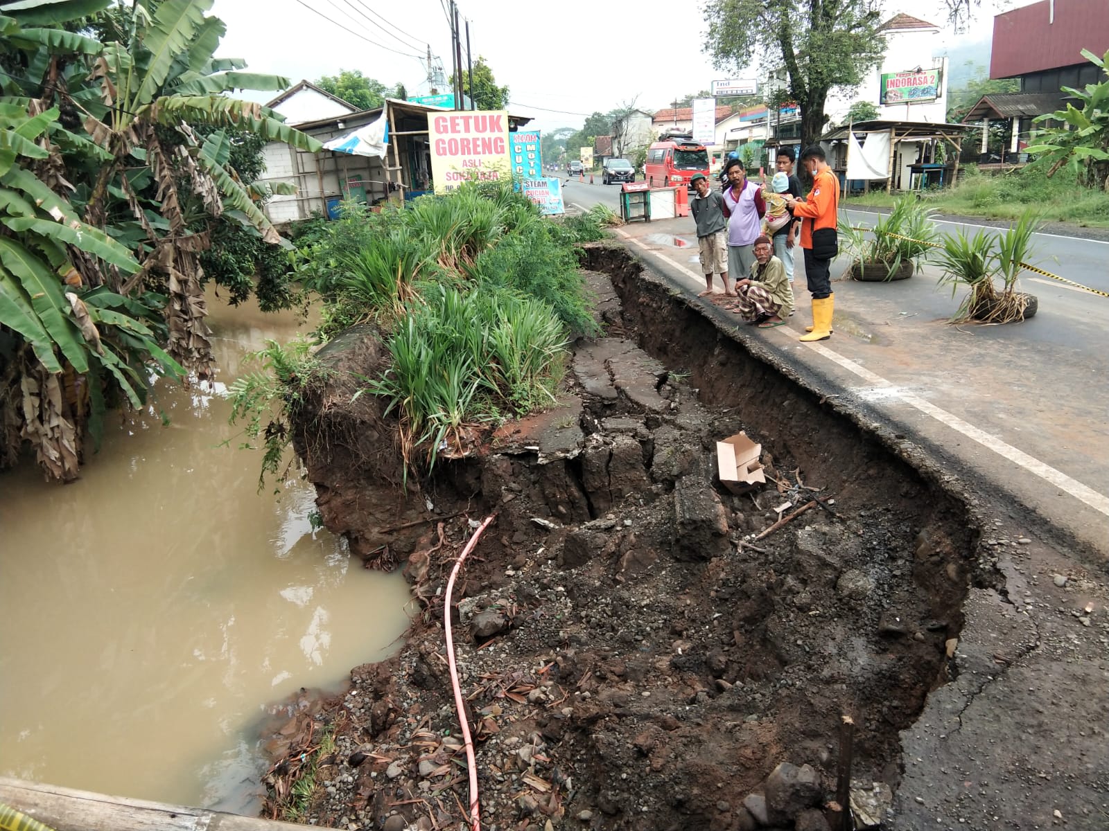 Jalan Nasional di Kemranjen Banyumas Diberlakukan Buka Tutup Akibat ...