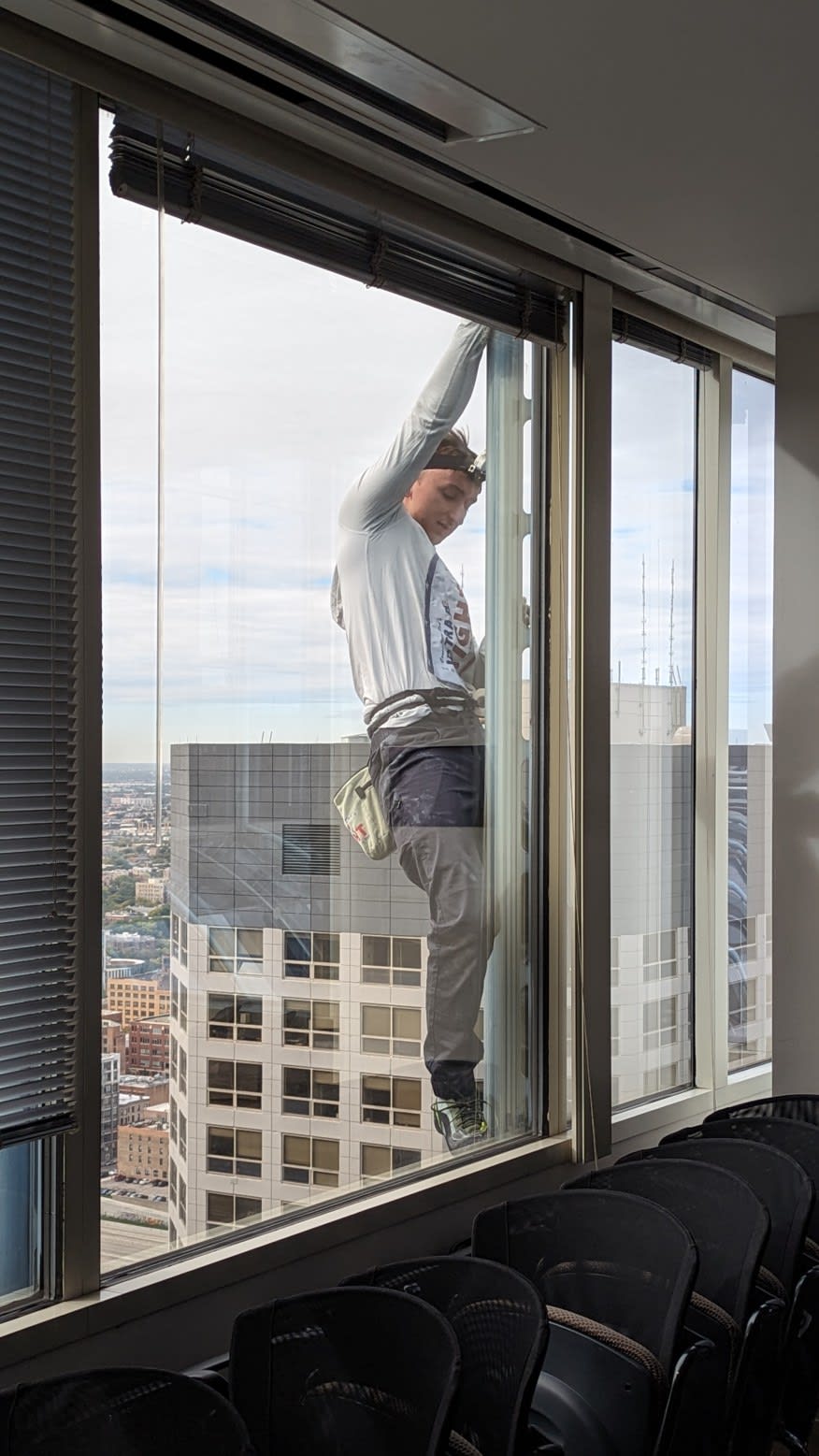 Man arrested after climbing Accenture Tower in Chicago