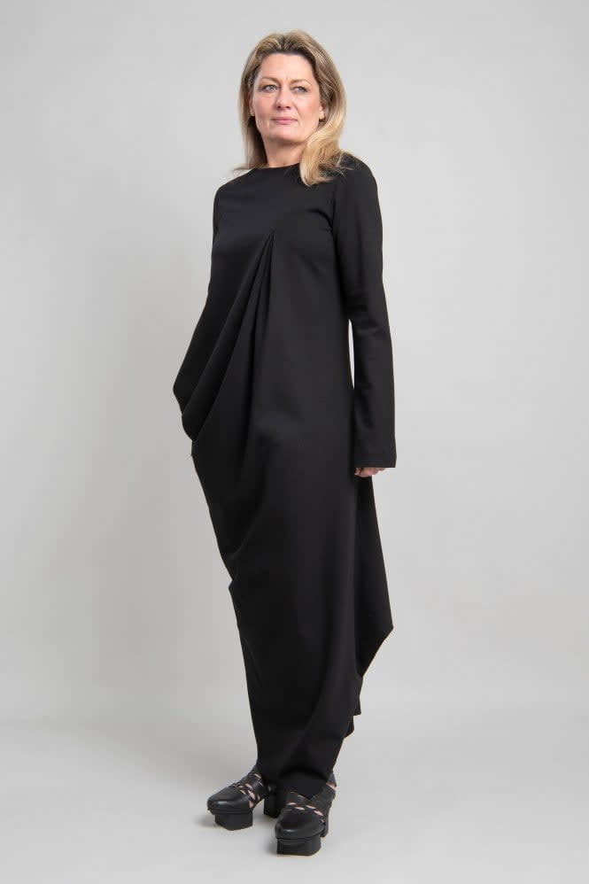 Nuovo Borgo Stunning Black Dress | i dare to be