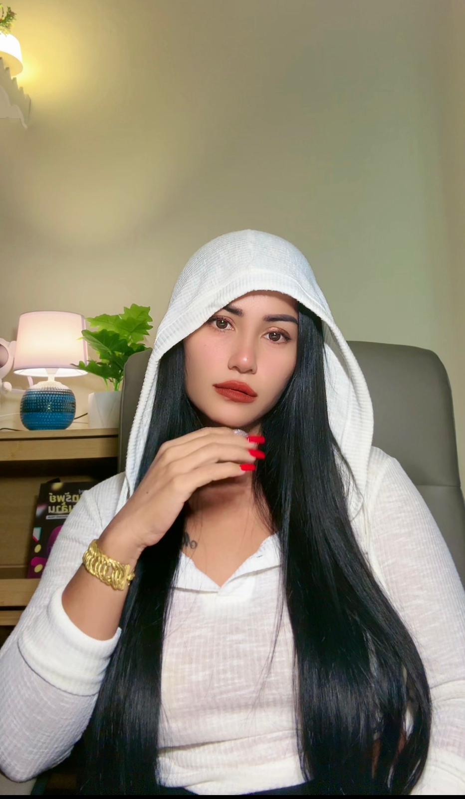 Yupa's casual style in a white hoodie