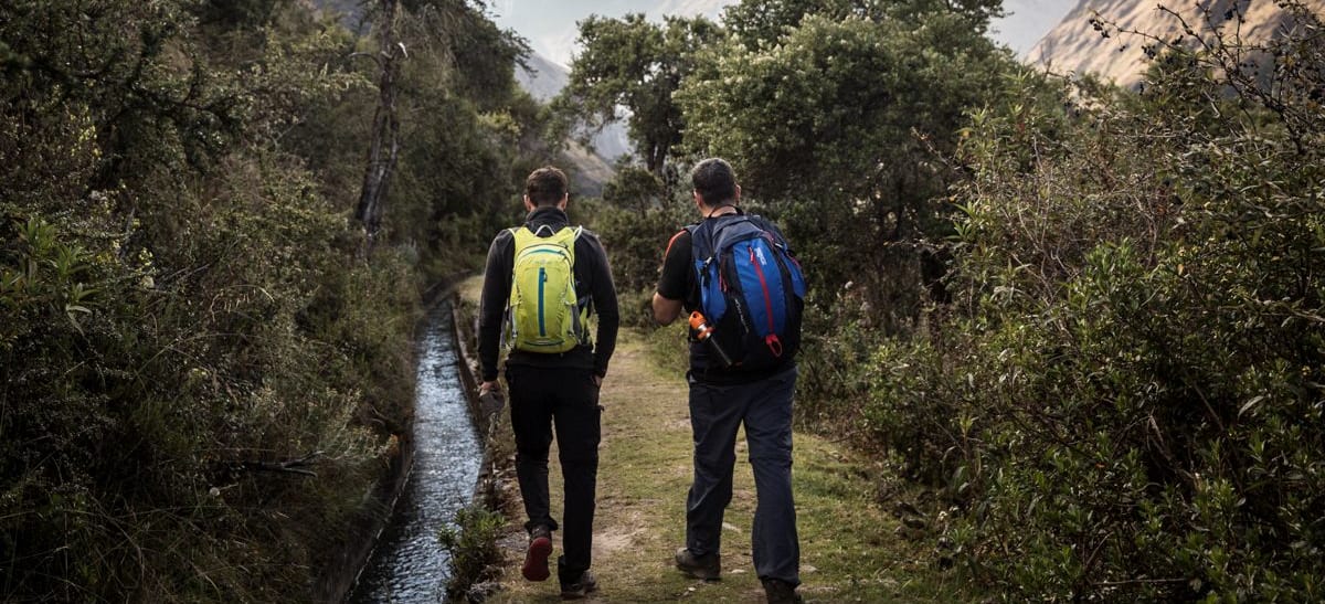Travelers walking a highland trail on the way to Soraypampa