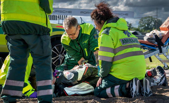 Bild på akut vård med ambulanspersonal vid en olycka