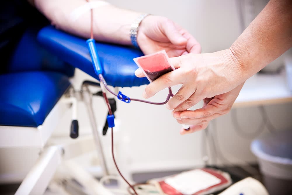 Bild på en läkare som tar blodprover på en patient.