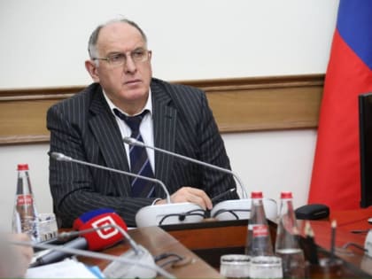 Абдулмуслим Абдулмуслимов поручил проверить факты завышения закупочных цен на лекарства