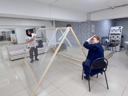 Активисты ЛДПР открыли новую точку для плетения маскировочных сетей