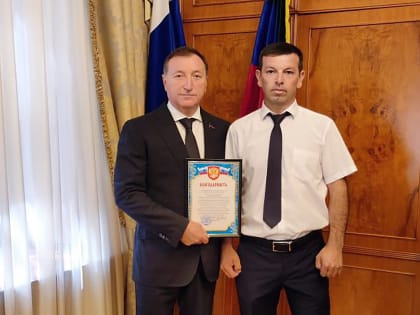 Спикеру дагестанского парламента Зауру Аскендерову вручили благодарность от воинской части