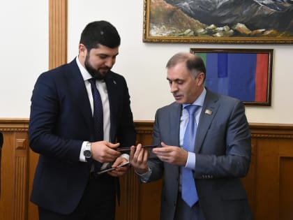 Камил Давдиев вручил удостоверения членам Молодежного парламента