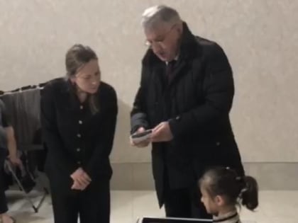 Ильяс Мамаев исполнил мечту девочки из Буйнакска в рамках акции «Ёлка желаний»