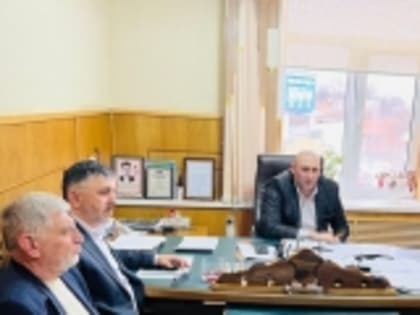 Султан Хамзатов провел заседание по вопросам строительства соцобъектов и военной контрактной службы в Новолакском районе