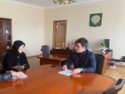 Замглавы Новолакского района Амир Султанов в рамках приема граждан встретился с матерью погибшего участника СВО