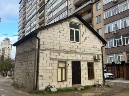 Суд обязал застройщика снести возведенное без разрешительной документации строение во дворе многоквартирного дома