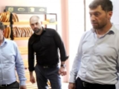 В селе Мехельта Шамиль Аммаев оценил вкус хлеба из местной пекарни