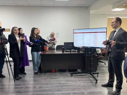 Руководитель МФЦ рассказал представителям СМИ о работе бизнес-зоны, пункта выдачи водительских удостоверений, рассказал о системе мониторинга оказания услуг на всех этапах исполнен