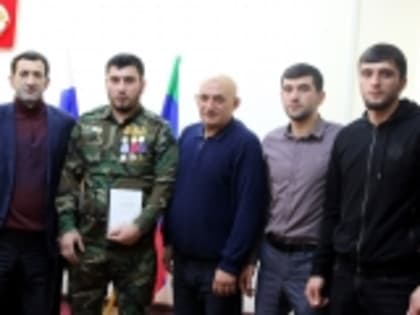Алихан Давудгаджиев встретился с бойцом СВО, кавалером медали «За отвагу» Шамилём Исмаиловым из села Игали