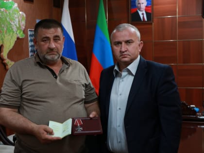 Гаджимурад Мусаев передал брату погибшего участника СВО орден Мужества