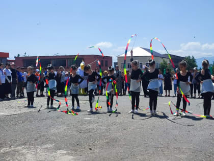 В поселке Дубки Казбековского района состоялось торжественное открытие пришкольного лагеря