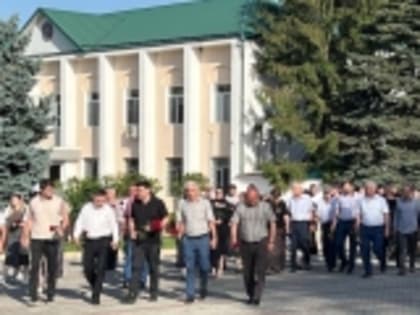 Жители Новолакского района возлагают цветы к памятнику павшим сотрудникам полиции в память о жертвах теракта 23 июня в Дагестане и Севастополе