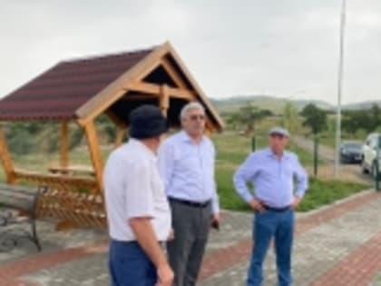 Глава Новолакского района Мамати Гамзатов проинспектировал ход работ по дорожному ремонту в селах муниципалитета