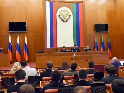 Новым членам Молодежного парламента при НС РД вручили удостоверения