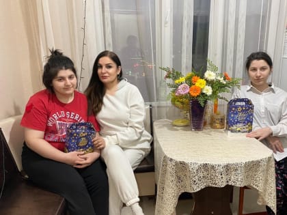 Активисты Советского МО поздравили с Новым годом особенного ребенка