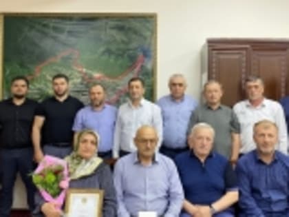 Глава Гумбета Галип Галипов вручил семье Абдулаевых из села Мехельта медаль «За любовь и верность» от Минтруда РД