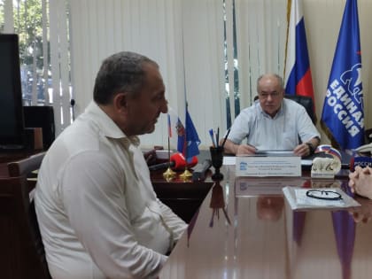 Сенатор РФ Ильяс Умаханов выслушал обращения дагестанцев