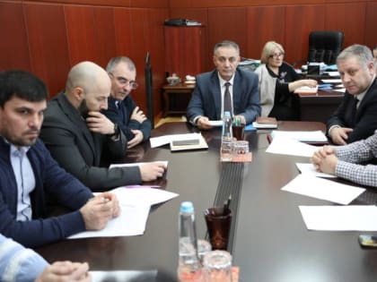 Наличие запасов лекарств в аптечных сетях обсудили в Правительстве Дагестана